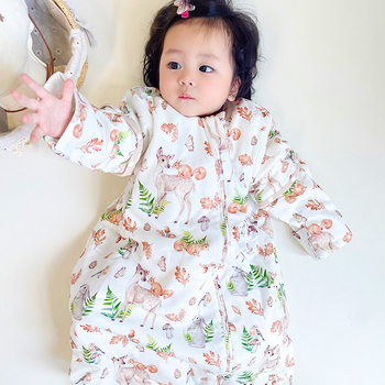 Hálózsák babáknak és kisgyermekeknek, levehető ujjaival; vastag kialakítás őszi–téli időszakra; külső anyag: 100% pamut; bélés: pamut; töltet: space cotton; állandó hőmérsékletet és nedvesség-elvezetést biztosít.