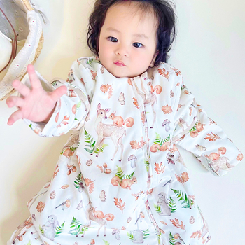 Hálózsák babáknak és kisgyermekeknek, levehető ujjaival; vastag kialakítás őszi–téli időszakra; külső anyag: 100% pamut; bélés: pamut; töltet: space cotton; állandó hőmérsékletet és nedvesség-elvezetést biztosít.