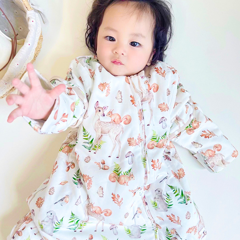 Hálózsák babáknak és kisgyermekeknek, levehető ujjaival; vastag kialakítás őszi–téli időszakra; külső anyag: 100% pamut; bélés: pamut; töltet: space cotton; állandó hőmérsékletet és nedvesség-elvezetést biztosít.