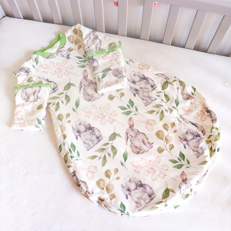 Hálózsák babáknak és kisgyermekeknek, levehető ujjaival; vastag kialakítás őszi–téli időszakra; külső anyag: 100% pamut; bélés: pamut; töltet: space cotton; állandó hőmérsékletet és nedvesség-elvezetést biztosít.