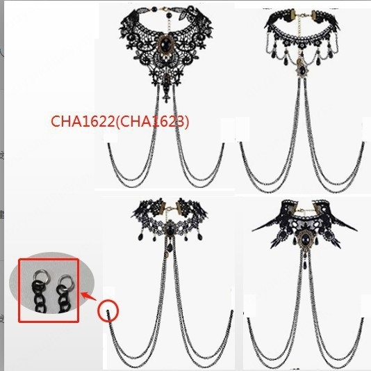 Nėriniuota krūtinės grandinėlė, širdies formos, rankų darbo, su įklijuotu akmenėliu