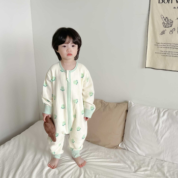 Baba hálózsák hosszú ujjak, elválasztott lábakkal – minden évszakra, 95% pamut anyag, pamut bélés, pamut töltőanyag, vastagított, mesefigurás minta