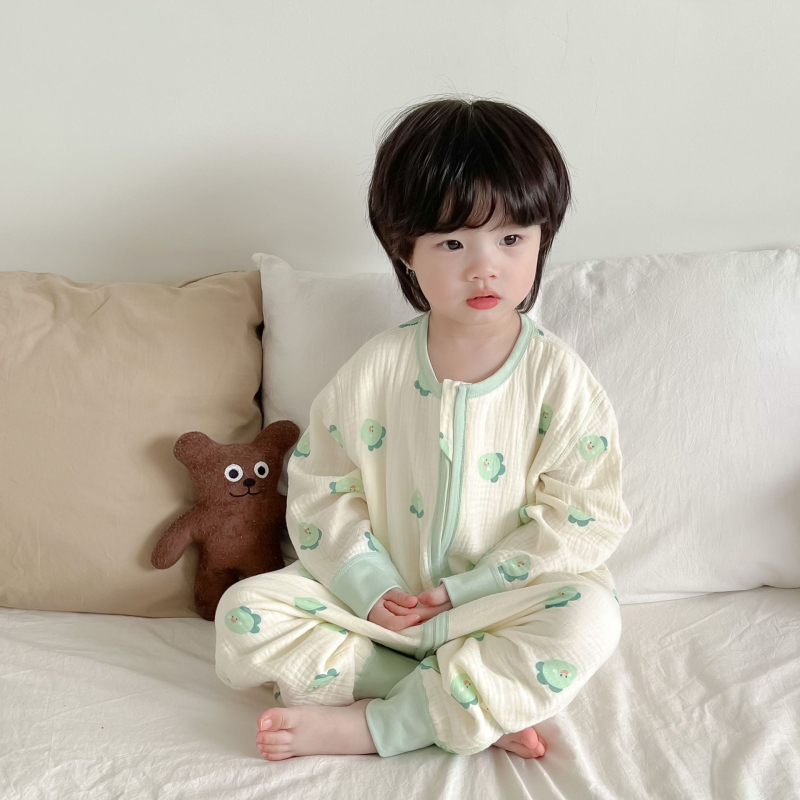 Baba hálózsák hosszú ujjak, elválasztott lábakkal – minden évszakra, 95% pamut anyag, pamut bélés, pamut töltőanyag, vastagított, mesefigurás minta