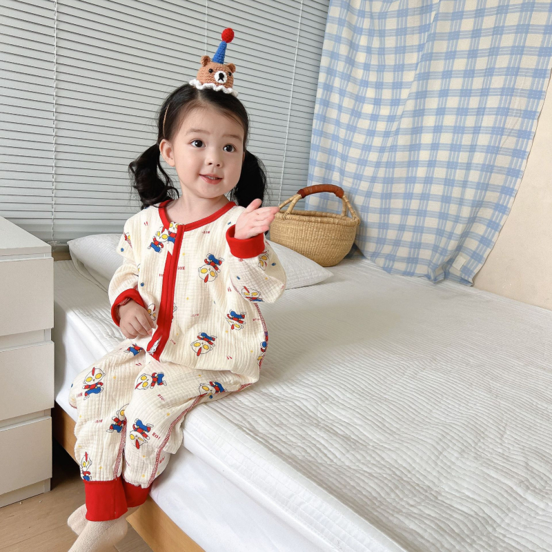 Baba hálózsák hosszú ujjak, elválasztott lábakkal – minden évszakra, 95% pamut anyag, pamut bélés, pamut töltőanyag, vastagított, mesefigurás minta