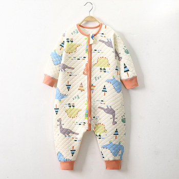 Trīs slāņu pildīts bērnu guļammaiss ar atdalāmām kājām, bezšuvju dizains; poliestera pildījums; ārējā materiāla un pildījums 95% kokvilna; mašīnmazgāšana; animācijas raksts; piemērots ziemai, pavasarim un rudenim.