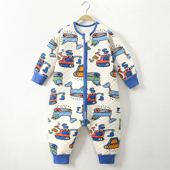 Trīs slāņu pildīts bērnu guļammaiss ar atdalāmām kājām, bezšuvju dizains; poliestera pildījums; ārējā materiāla un pildījums 95% kokvilna; mašīnmazgāšana; animācijas raksts; piemērots ziemai, pavasarim un rudenim.