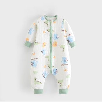 Trīs slāņu pildīts bērnu guļammaiss ar atdalāmām kājām, bezšuvju dizains; poliestera pildījums; ārējā materiāla un pildījums 95% kokvilna; mašīnmazgāšana; animācijas raksts; piemērots ziemai, pavasarim un rudenim.