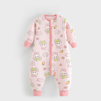 Trīs slāņu pildīts bērnu guļammaiss ar atdalāmām kājām, bezšuvju dizains; poliestera pildījums; ārējā materiāla un pildījums 95% kokvilna; mašīnmazgāšana; animācijas raksts; piemērots ziemai, pavasarim un rudenim.