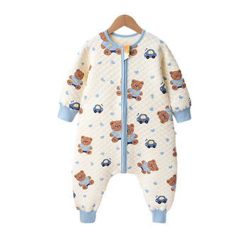 Trīs slāņu pildīts bērnu guļammaiss ar atdalāmām kājām, bezšuvju dizains; poliestera pildījums; ārējā materiāla un pildījums 95% kokvilna; mašīnmazgāšana; animācijas raksts; piemērots ziemai, pavasarim un rudenim.