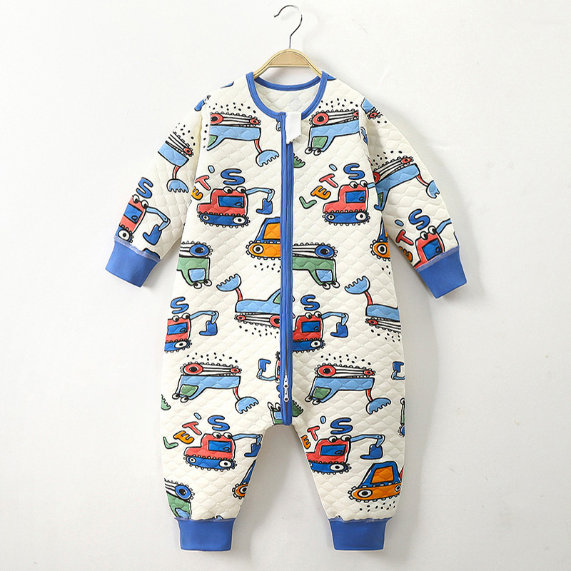 Trīs slāņu pildīts bērnu guļammaiss ar atdalāmām kājām, bezšuvju dizains; poliestera pildījums; ārējā materiāla un pildījums 95% kokvilna; mašīnmazgāšana; animācijas raksts; piemērots ziemai, pavasarim un rudenim.