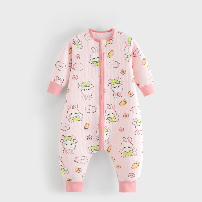 Trīs slāņu pildīts bērnu guļammaiss ar atdalāmām kājām, bezšuvju dizains; poliestera pildījums; ārējā materiāla un pildījums 95% kokvilna; mašīnmazgāšana; animācijas raksts; piemērots ziemai, pavasarim un rudenim.