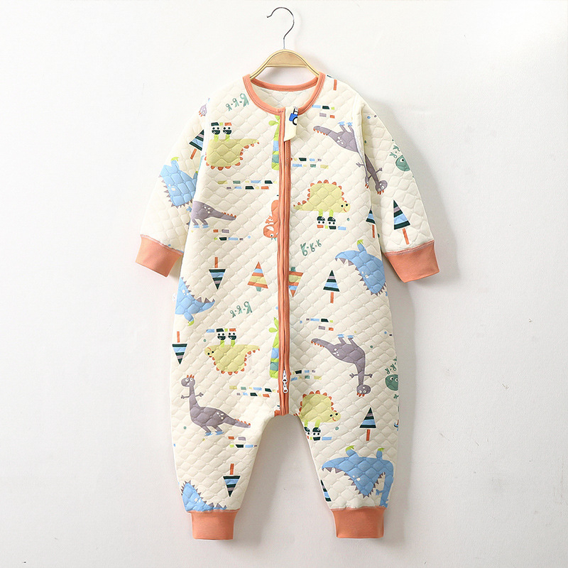 Trīs slāņu pildīts bērnu guļammaiss ar atdalāmām kājām, bezšuvju dizains; poliestera pildījums; ārējā materiāla un pildījums 95% kokvilna; mašīnmazgāšana; animācijas raksts; piemērots ziemai, pavasarim un rudenim.