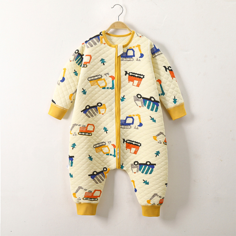 Trīs slāņu pildīts bērnu guļammaiss ar atdalāmām kājām, bezšuvju dizains; poliestera pildījums; ārējā materiāla un pildījums 95% kokvilna; mašīnmazgāšana; animācijas raksts; piemērots ziemai, pavasarim un rudenim.