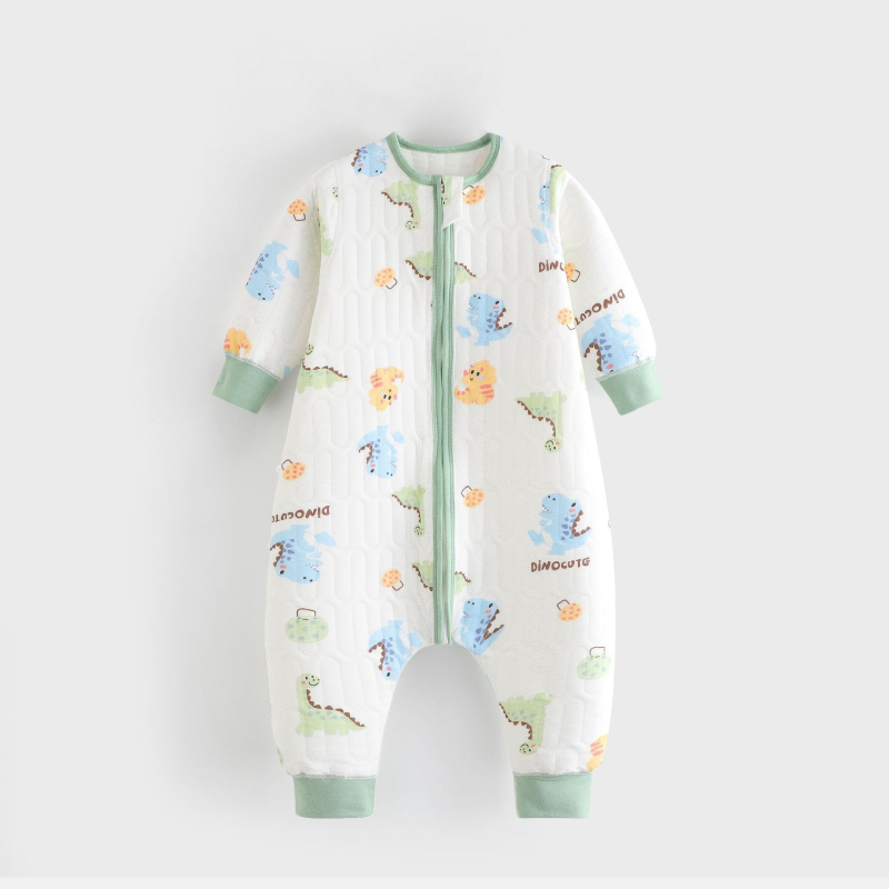 Trīs slāņu pildīts bērnu guļammaiss ar atdalāmām kājām, bezšuvju dizains; poliestera pildījums; ārējā materiāla un pildījums 95% kokvilna; mašīnmazgāšana; animācijas raksts; piemērots ziemai, pavasarim un rudenim.