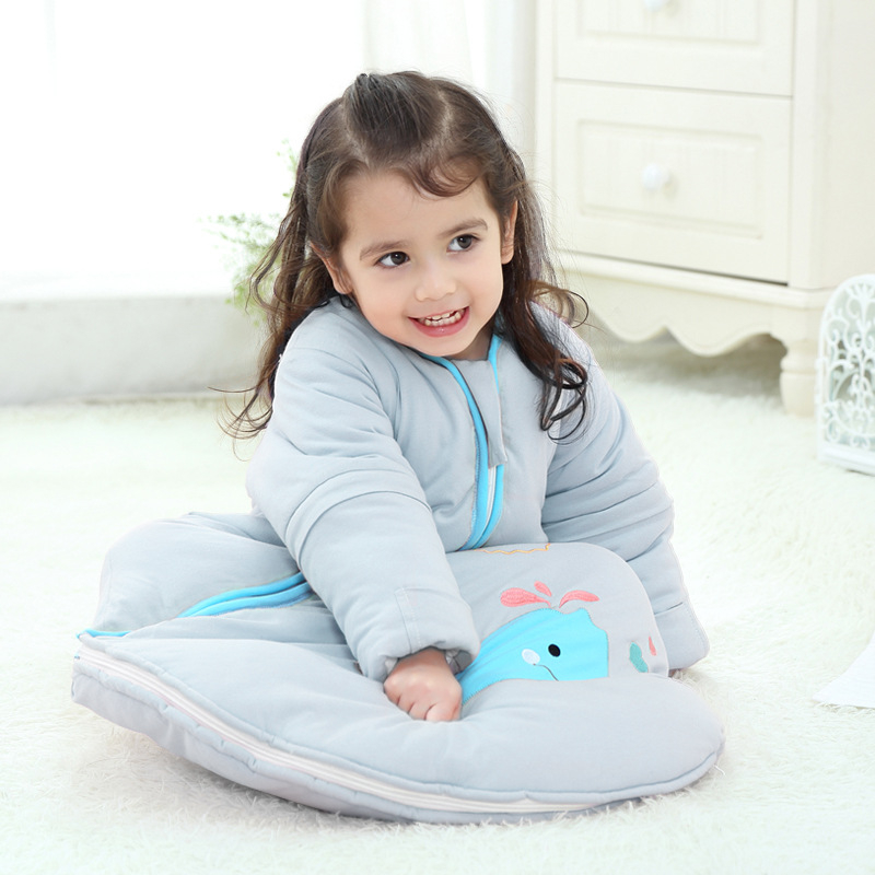 Bērnu gulēšanas maisiņš ar biezinātu česanā kokvilnu ārējā daļā, poliestera odere, pildījums no poliestera-kokvilnas maisījuma, noņemamās piedurknes, dzīvnieku raksts, piemērots ziemai, pavasarim un rudenim