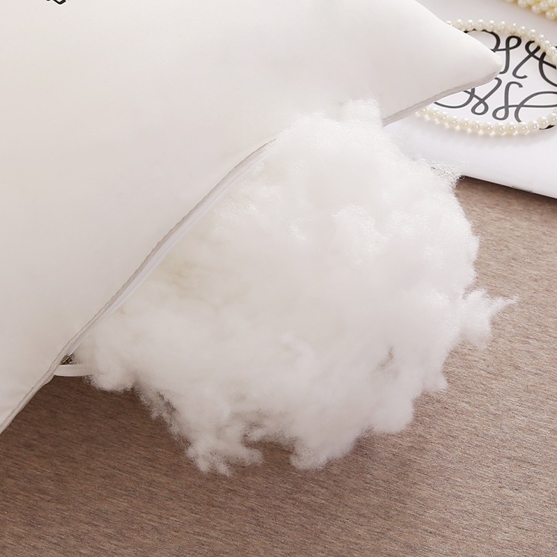 Ristkülikukujuline padja südamik ühe inimese jaoks, hingav polüesterkiududest täidis (99%), kattekiht keemilistest kiududest (99%), kaal 0.55–1.0 kg