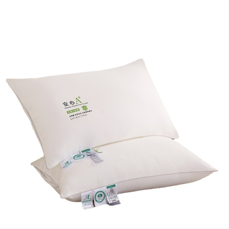 Pravouhlé jadro vankúša pre jednu osobu, dýchajúce plnivo z polyesterového vlákna (99%), poťah z chemických vlákien (99%), hmotnosť 0.55–1.0 kg