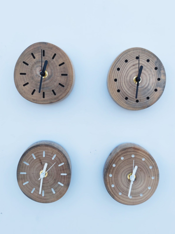 Puidust kell, vaikse liikumisega mehhanism, ümmargune LCD- ja analoogne ekraan, akudega toidetav