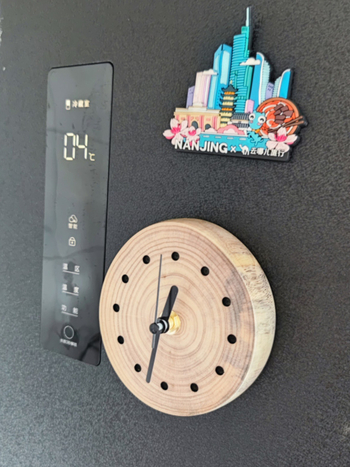 Puidust kell, vaikse liikumisega mehhanism, ümmargune LCD- ja analoogne ekraan, akudega toidetav