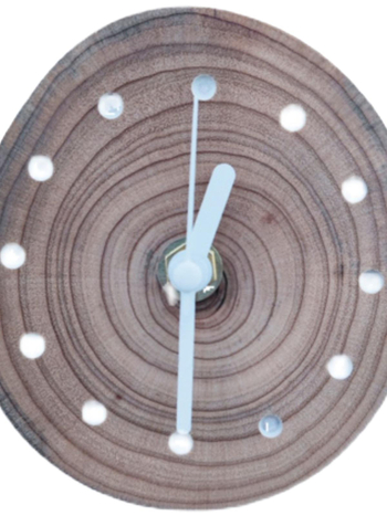 Puidust kell, vaikse liikumisega mehhanism, ümmargune LCD- ja analoogne ekraan, akudega toidetav