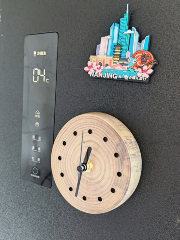 Puidust kell, vaikse liikumisega mehhanism, ümmargune LCD- ja analoogne ekraan, akudega toidetav