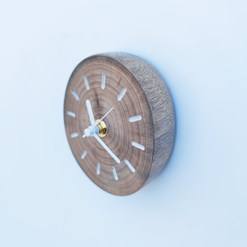 Puidust kell, vaikse liikumisega mehhanism, ümmargune LCD- ja analoogne ekraan, akudega toidetav