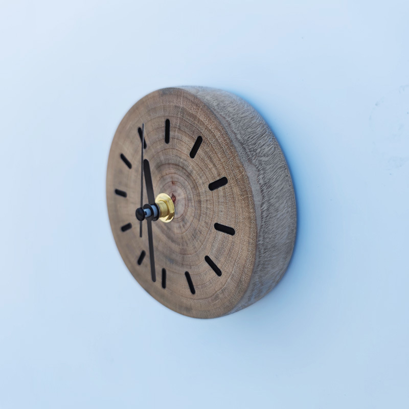 Puidust kell, vaikse liikumisega mehhanism, ümmargune LCD- ja analoogne ekraan, akudega toidetav