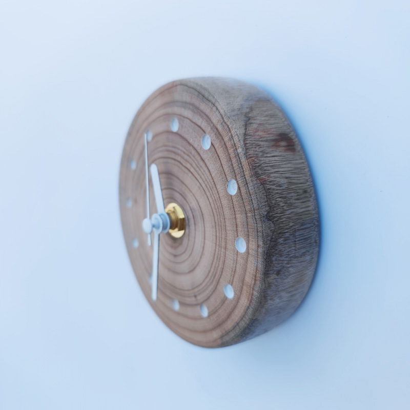 Puidust kell, vaikse liikumisega mehhanism, ümmargune LCD- ja analoogne ekraan, akudega toidetav