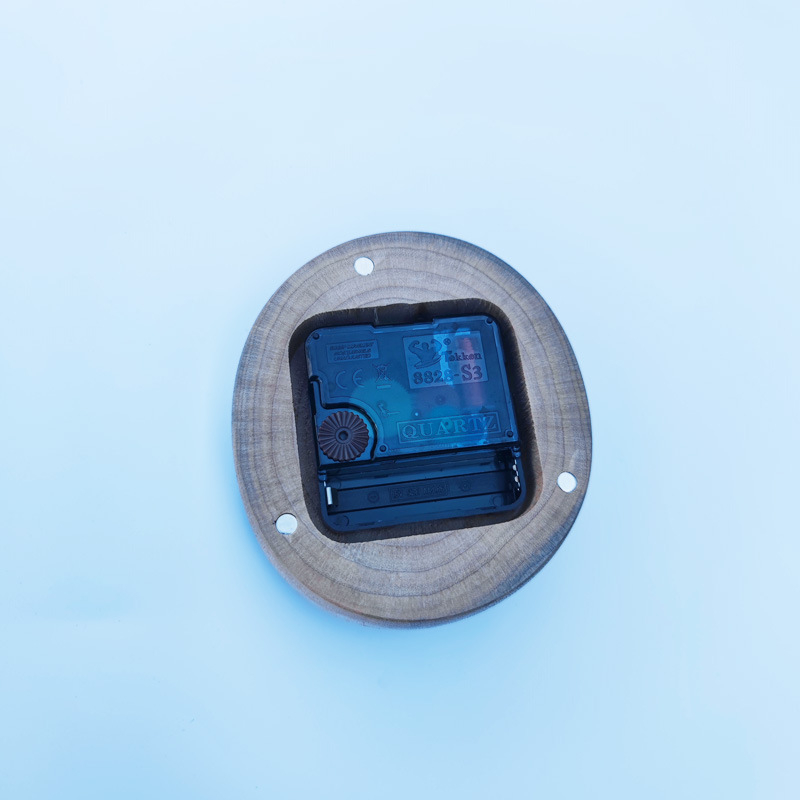 Puidust kell, vaikse liikumisega mehhanism, ümmargune LCD- ja analoogne ekraan, akudega toidetav