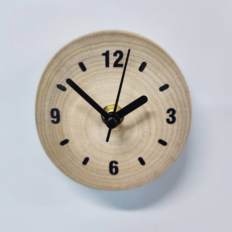 Puidust kell, vaikse liikumisega mehhanism, ümmargune LCD- ja analoogne ekraan, akudega toidetav
