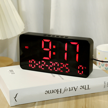 Alarmni sat s LED digitalnim prikazom, termometrom, kalendarom i prikazom datuma i dana