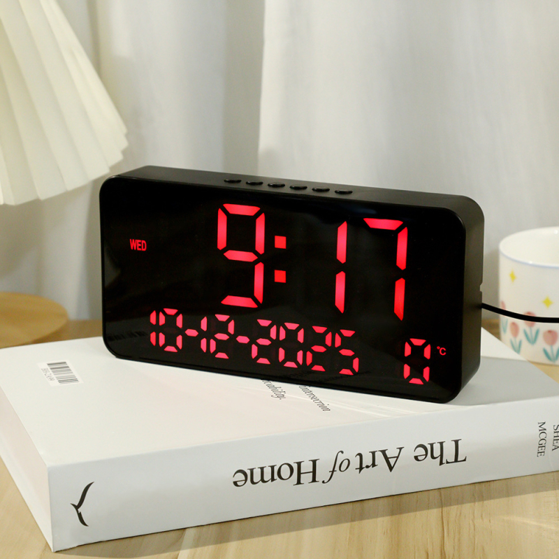 Alarmni sat s LED digitalnim prikazom, termometrom, kalendarom i prikazom datuma i dana