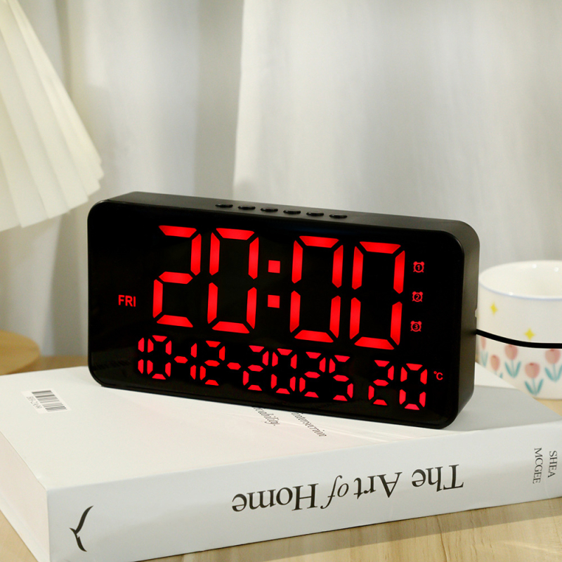 Alarmni sat s LED digitalnim prikazom, termometrom, kalendarom i prikazom datuma i dana