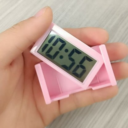 Настолен будилник с двустранен LCD дисплей, календар и декоративни елементи; батерийно захранване, електронно движение