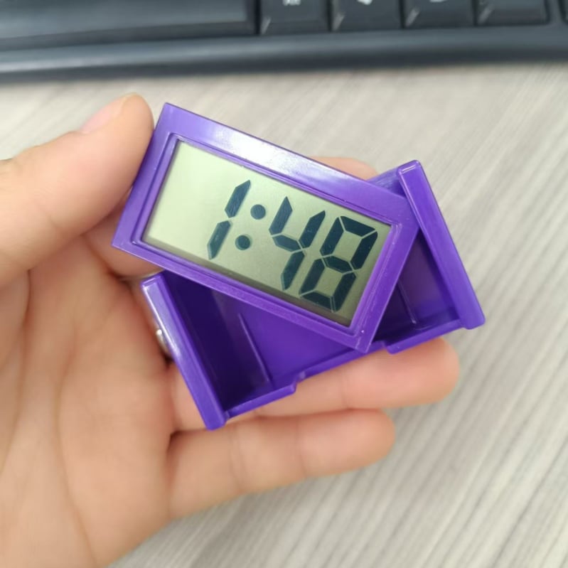 Настолен будилник с двустранен LCD дисплей, календар и декоративни елементи; батерийно захранване, електронно движение