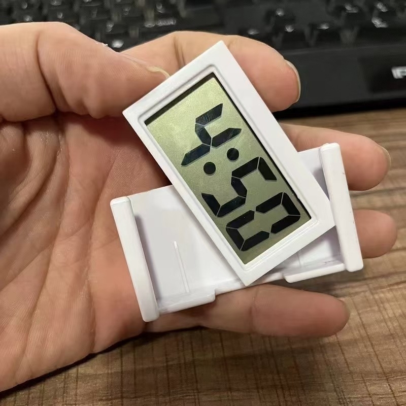 Настолен будилник с двустранен LCD дисплей, календар и декоративни елементи; батерийно захранване, електронно движение