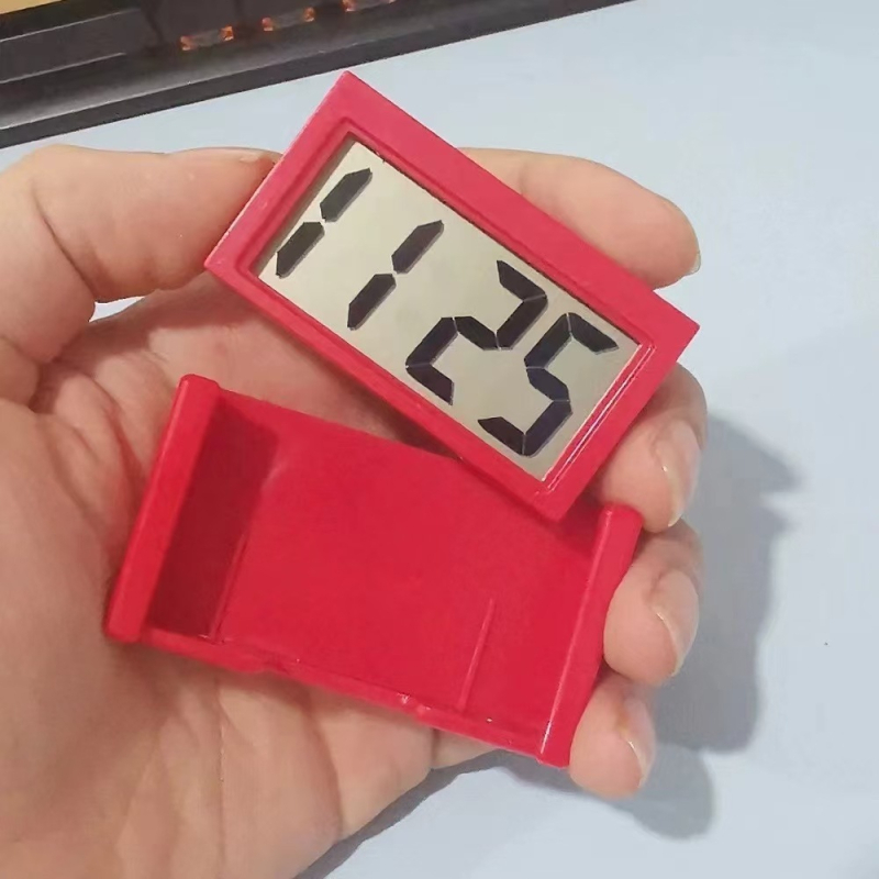 Настолен будилник с двустранен LCD дисплей, календар и декоративни елементи; батерийно захранване, електронно движение