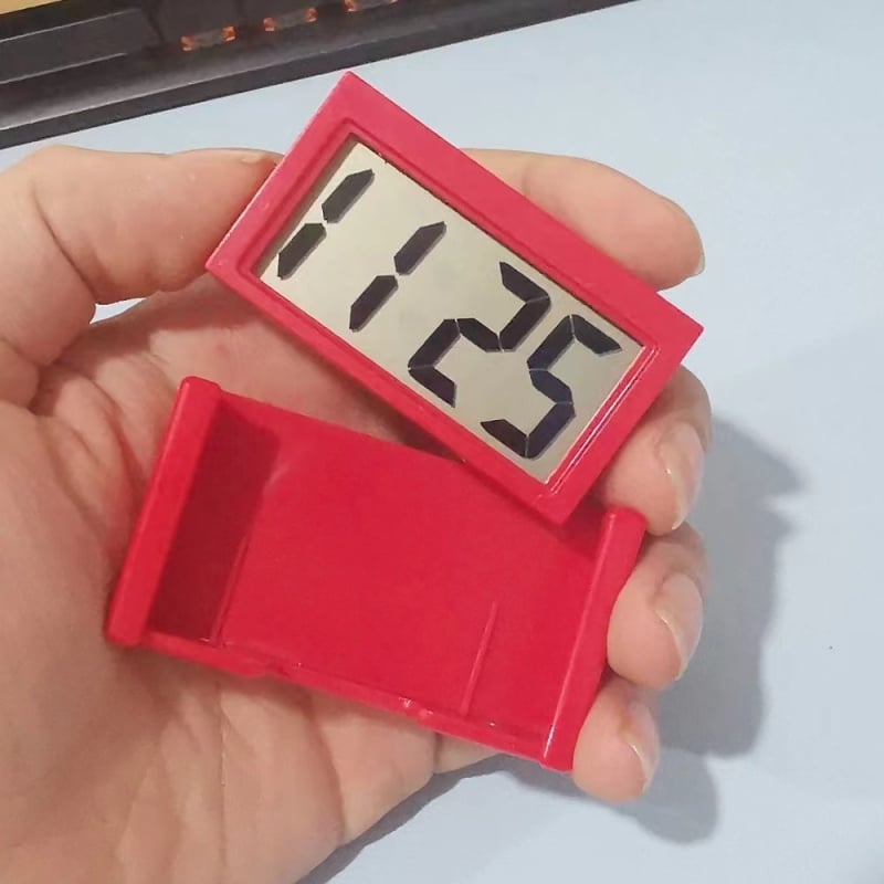 Настолен будилник с двустранен LCD дисплей, календар и декоративни елементи; батерийно захранване, електронно движение