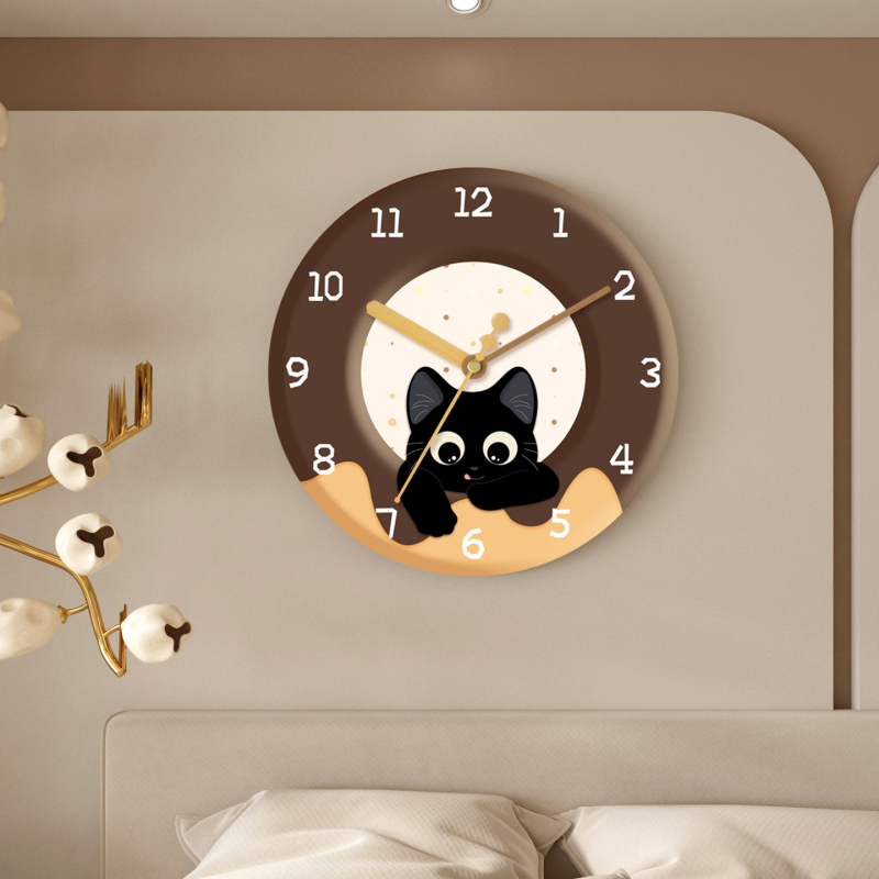 Seinakell koos vaikse liikumisega, termomeetri ja perpetuaalse kalenderiga, näidustused numbrite ja LED-iga.