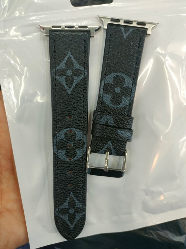 Apple Watch каишка от изкуствена кожа — закопчалка с пин, тегло 30 г, съвместима с Apple Watch, пусната през 2023 г. (Изкуствена кожа; закопчалка с пин; 30 г; съвместимост: Apple Watch; 2023)