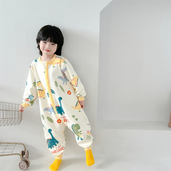 Bērnu guļammaiss pārvietošanai – drukāts, bez šuvēm, dubultslāņu kokvilna, garas piedurknes, atdalāmas kājas; 95% kokvilna, metāla rāvējslēdzējs, garums 80 cm, vecuma diapazons 1–6 gadi