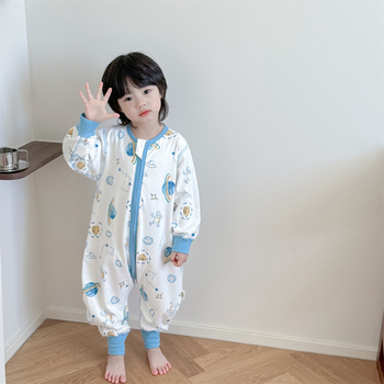 Bērnu guļammaiss pārvietošanai – drukāts, bez šuvēm, dubultslāņu kokvilna, garas piedurknes, atdalāmas kājas; 95% kokvilna, metāla rāvējslēdzējs, garums 80 cm, vecuma diapazons 1–6 gadi