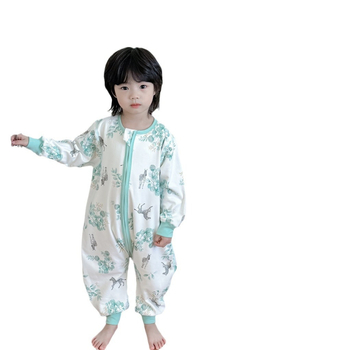 Bērnu guļammaiss pārvietošanai – drukāts, bez šuvēm, dubultslāņu kokvilna, garas piedurknes, atdalāmas kājas; 95% kokvilna, metāla rāvējslēdzējs, garums 80 cm, vecuma diapazons 1–6 gadi