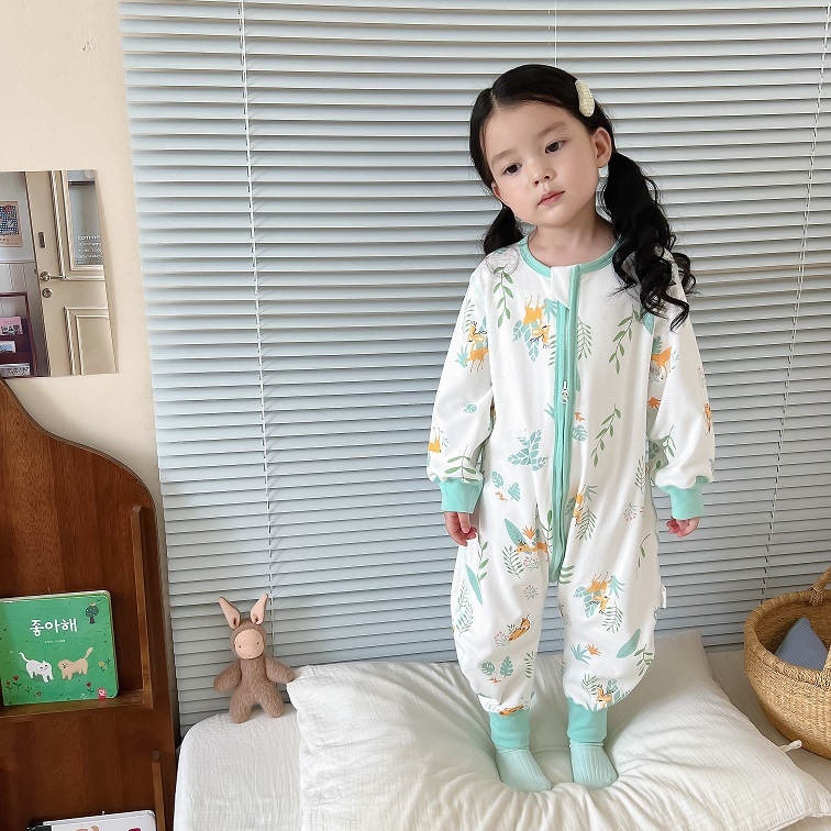 Bērnu guļammaiss pārvietošanai – drukāts, bez šuvēm, dubultslāņu kokvilna, garas piedurknes, atdalāmas kājas; 95% kokvilna, metāla rāvējslēdzējs, garums 80 cm, vecuma diapazons 1–6 gadi