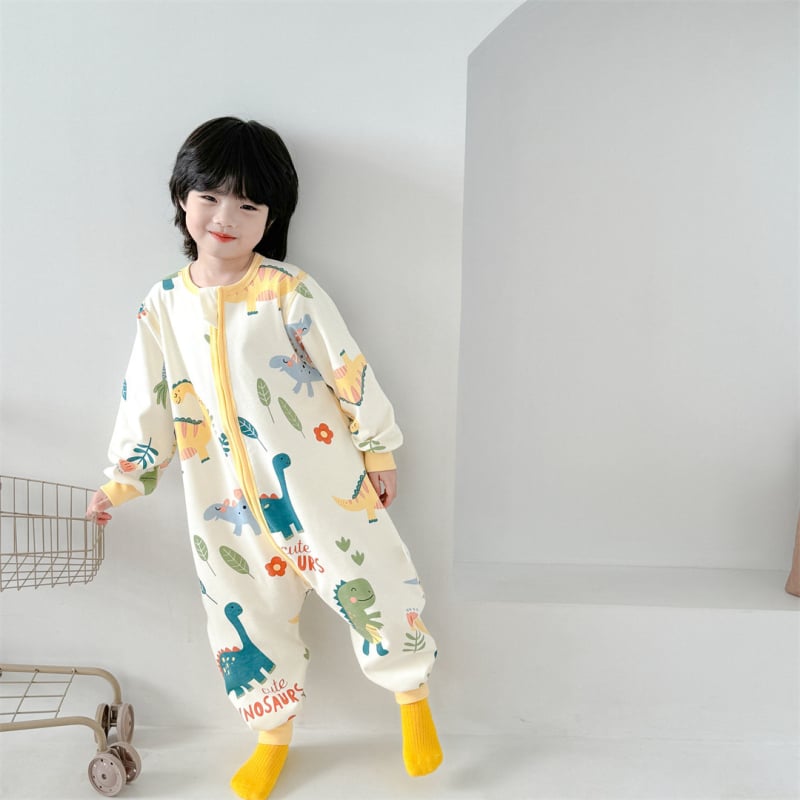 Bērnu guļammaiss pārvietošanai – drukāts, bez šuvēm, dubultslāņu kokvilna, garas piedurknes, atdalāmas kājas; 95% kokvilna, metāla rāvējslēdzējs, garums 80 cm, vecuma diapazons 1–6 gadi