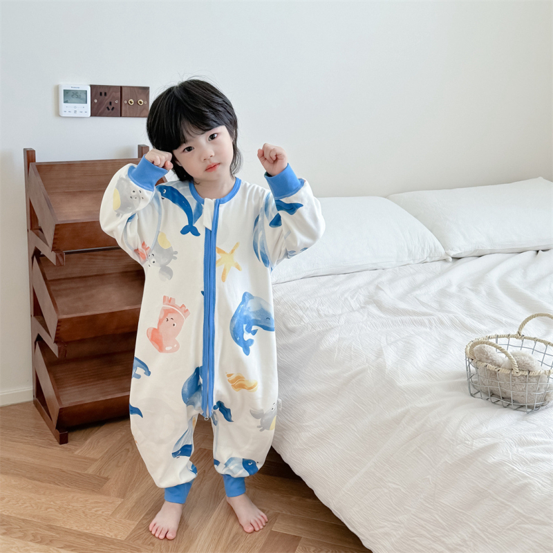 Bērnu guļammaiss pārvietošanai – drukāts, bez šuvēm, dubultslāņu kokvilna, garas piedurknes, atdalāmas kājas; 95% kokvilna, metāla rāvējslēdzējs, garums 80 cm, vecuma diapazons 1–6 gadi