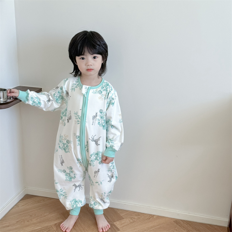 Bērnu guļammaiss pārvietošanai – drukāts, bez šuvēm, dubultslāņu kokvilna, garas piedurknes, atdalāmas kājas; 95% kokvilna, metāla rāvējslēdzējs, garums 80 cm, vecuma diapazons 1–6 gadi