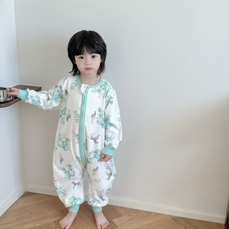 Bērnu guļammaiss pārvietošanai – drukāts, bez šuvēm, dubultslāņu kokvilna, garas piedurknes, atdalāmas kājas; 95% kokvilna, metāla rāvējslēdzējs, garums 80 cm, vecuma diapazons 1–6 gadi