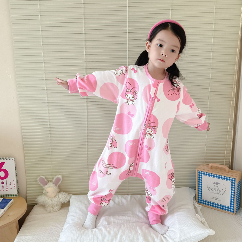 Bērnu guļammaiss pārvietošanai – drukāts, bez šuvēm, dubultslāņu kokvilna, garas piedurknes, atdalāmas kājas; 95% kokvilna, metāla rāvējslēdzējs, garums 80 cm, vecuma diapazons 1–6 gadi