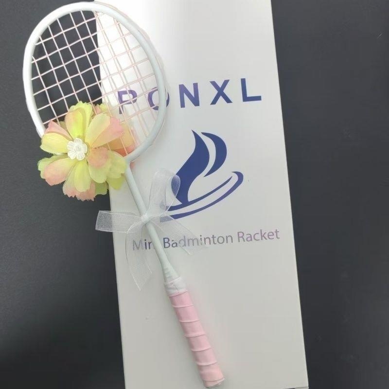 Mini badminton reketa s dizajnom, okvir od karbonskih vlakana, 95–100 g, izuzetno tvrda, direktan udarac — privjesak za ruksak
